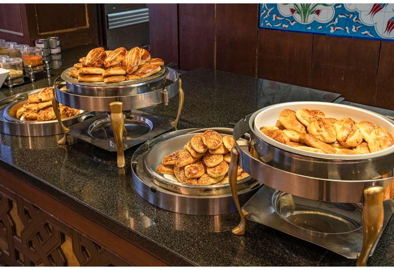 Savoy Hotel Spa & Casino Kerínia Kültér fotó A selection of chaat at a buffet