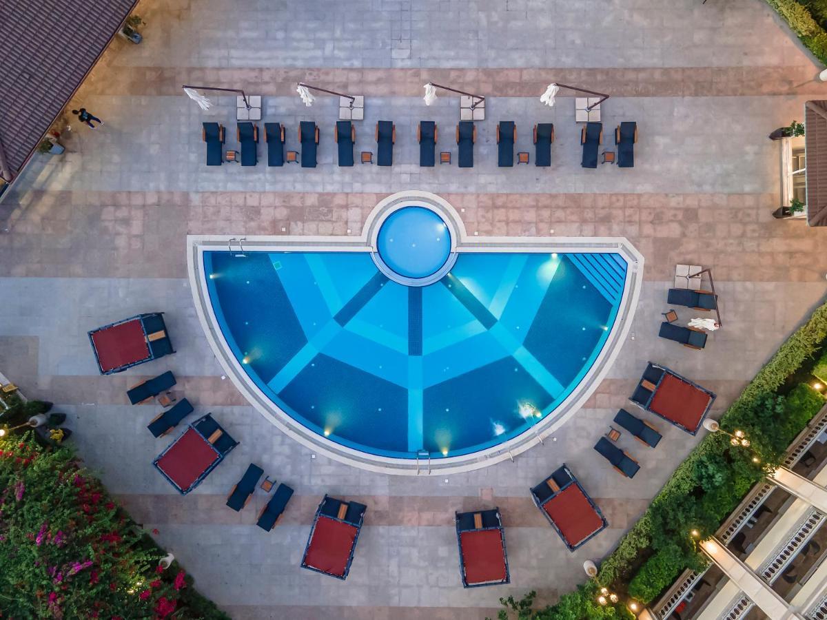 Savoy Hotel Spa & Casino Kerínia Kültér fotó Aerial view of the pool at the hotel