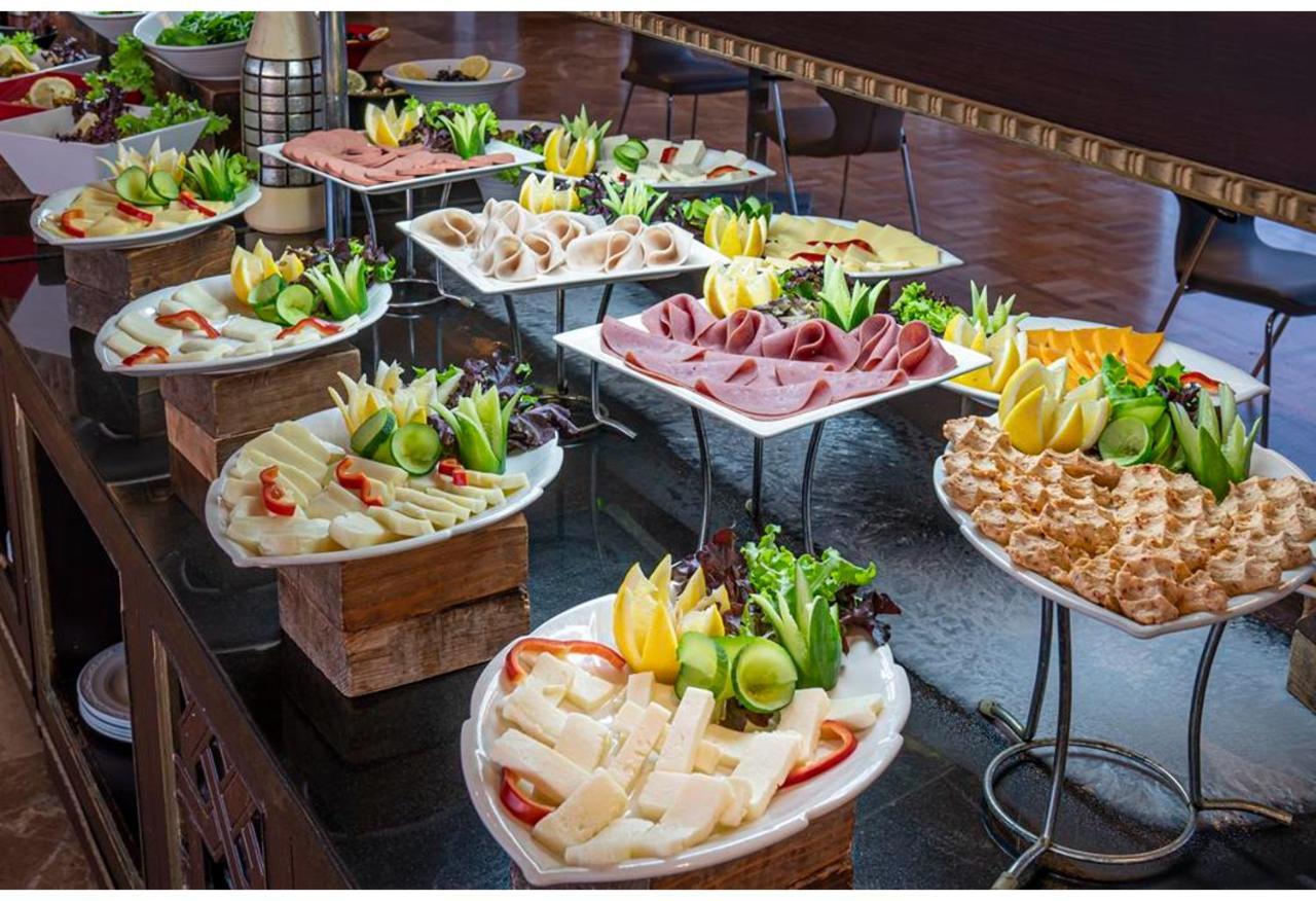 Savoy Hotel Spa & Casino Kerínia Kültér fotó A selection of cold cuts