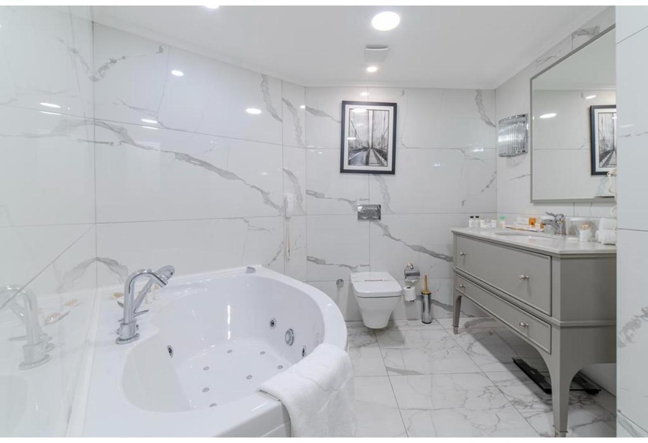 Savoy Hotel Spa & Casino Kerínia Kültér fotó Bathroom