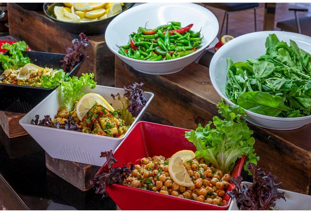 Savoy Hotel Spa & Casino Kerínia Kültér fotó Chickpeas and fresh salad