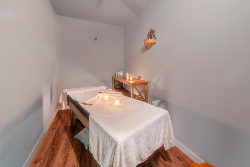 Savoy Hotel Spa & Casino Kerínia Kültér fotó Massage table
