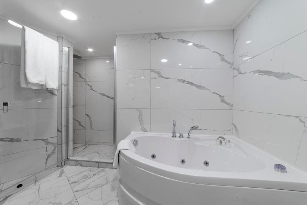 Savoy Hotel Spa & Casino Kerínia Kültér fotó Bathroom